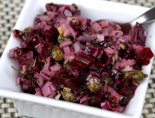 Rödbetssallad med dill, rödlök och kapris Rödbetssallad med dill, rödlök och kapris